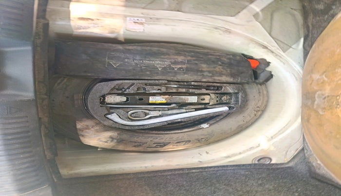 2013 Volkswagen Polo HIGHLINE DIESEL, Diesel, Manual, 2,02,523 km, tyre