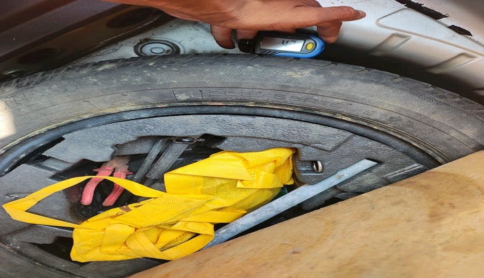 2013 Skoda Octavia AMBITION 2.0 TDI, Diesel, Manual, 1,04,575 km, tyre