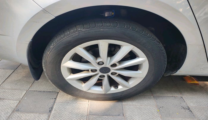 2013 Skoda Octavia AMBITION 2.0 TDI, Diesel, Manual, 1,04,575 km, tyre