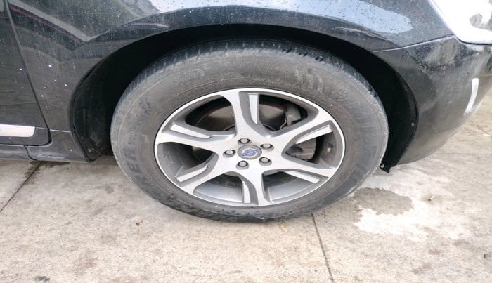 2015 Volvo XC 60 D5 SUMMUM, Diesel, Automatic, 1,29,082 km, tyre