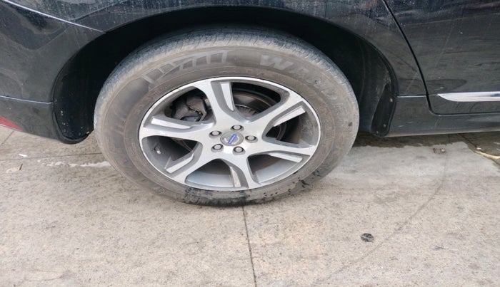 2015 Volvo XC 60 D5 SUMMUM, Diesel, Automatic, 1,29,082 km, tyre