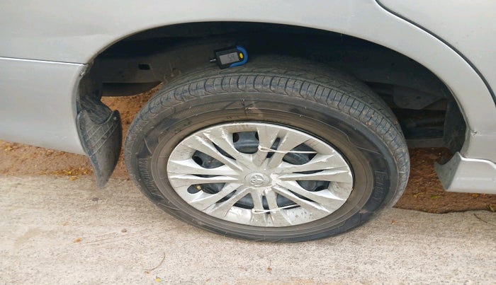 2014 Toyota Innova 2.5 GX 8 STR, Diesel, Manual, 2,54,313 km, tyre