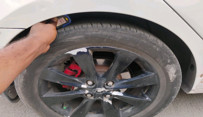 2011 Hyundai Verna FLUIDIC 1.6 VTVT SX AT, CNG, Automatic, 86,407 km, tyre