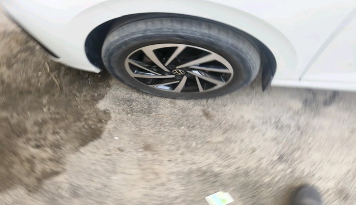 2023 Volkswagen VIRTUS TOPLINE TSI 1.0 MT, Petrol, Manual, 29,473 km, tyre