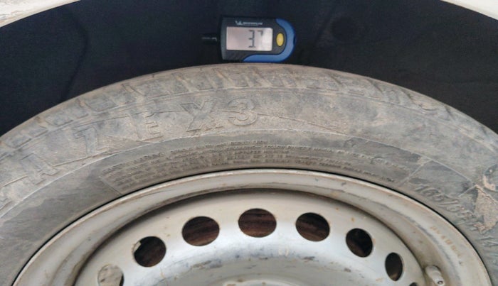 2016 Hyundai Xcent BASE 1.1, Diesel, Manual, 1,53,481 km, tyre