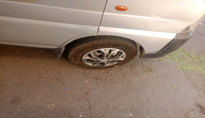 2010 Maruti Eeco 7 STR, Petrol, Manual, 86,711 km, tyre