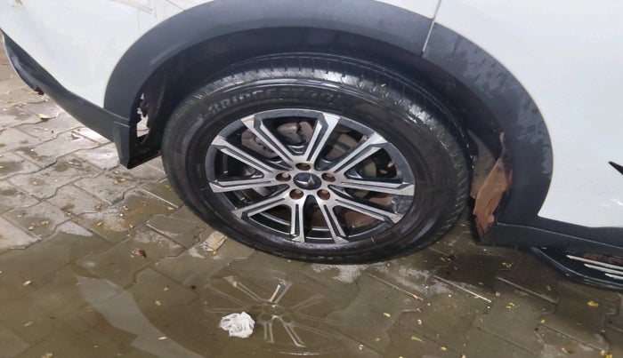 2023 Mahindra XUV700 AX 7 LUXURY D MT 7 STR, Diesel, Manual, 1,19,258 km, tyre