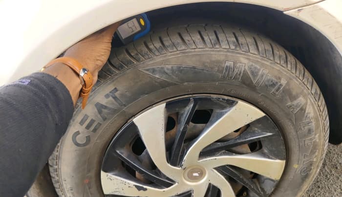 2008 Ford Fiesta ZXI 1.4 DIESEL, Diesel, Manual, 2,17,105 km, tyre