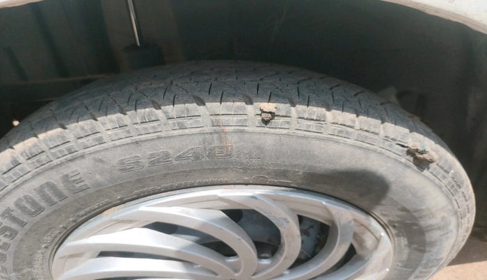 2013 Maruti Swift VXI, Petrol, Manual, 55,471 km, tyre