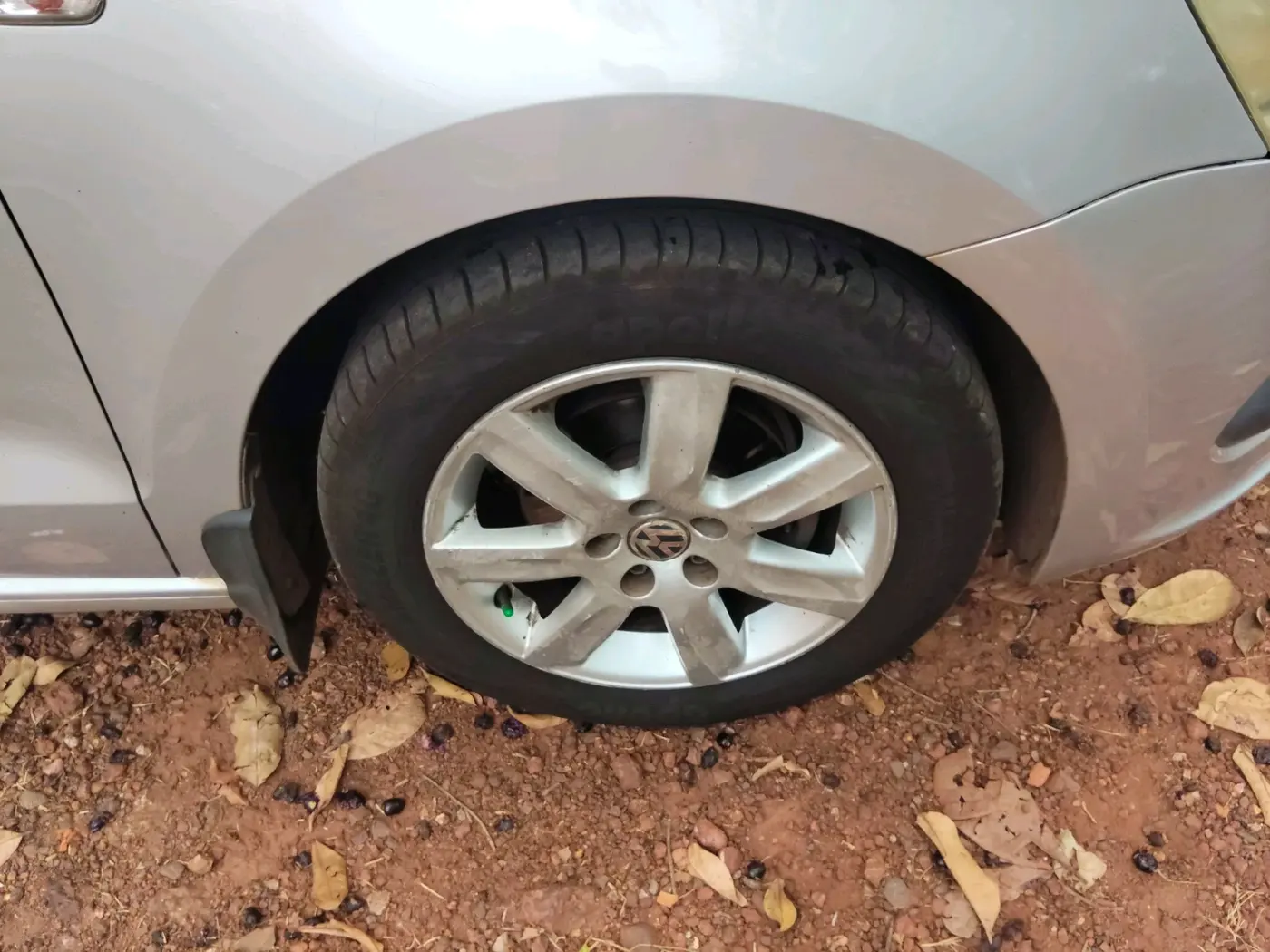 2011 Volkswagen Vento HIGHLINE 1.6 MPI, Petrol, Manual, 1,33,972 km, tyre