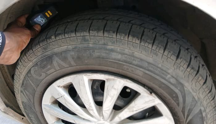2015 Maruti Swift Dzire VXI, CNG, Manual, 1,03,064 km, tyre