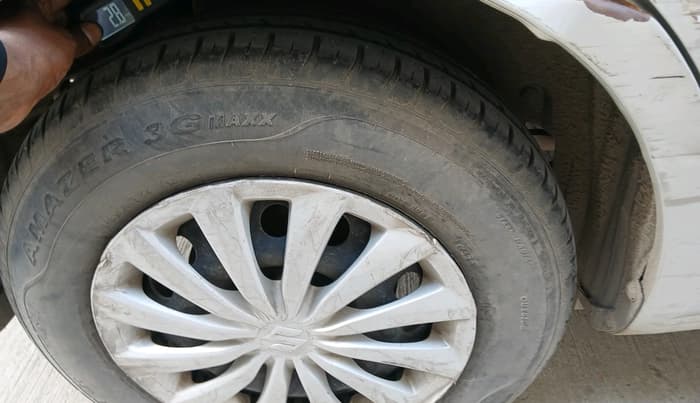 2015 Maruti Swift Dzire VXI, CNG, Manual, 1,03,064 km, tyre