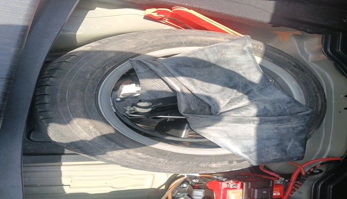 2014 Mercedes Benz E Class E 250 CDI AVANTGARDE, Diesel, Automatic, 1,00,293 km, tyre