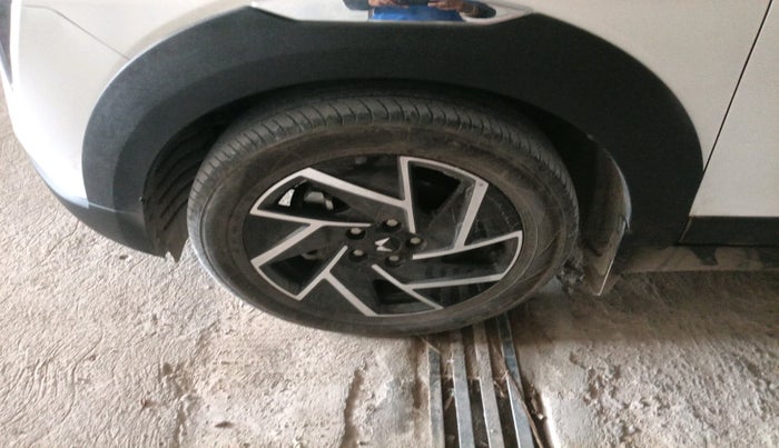 2024 Mahindra XUV 3XO AX7L 1.2 TGDi AT, Petrol, Automatic, 27,376 km, tyre