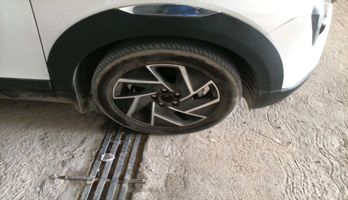 2024 Mahindra XUV 3XO AX7L 1.2 TGDi AT, Petrol, Automatic, 27,376 km, tyre