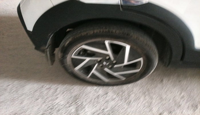 2024 Mahindra XUV 3XO AX7L 1.2 TGDi AT, Petrol, Automatic, 27,376 km, tyre