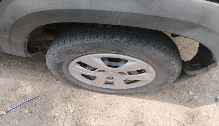 2016 Renault Kwid RXT 1.0 AMT, Petrol, Automatic, 66,141 km, tyre