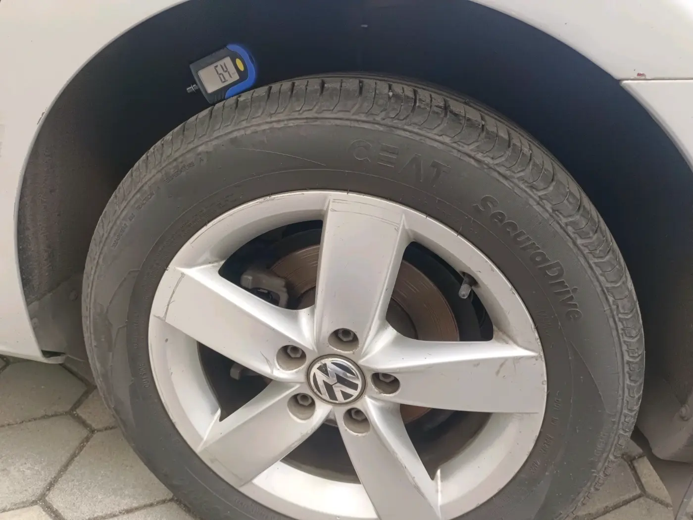 2013 Volkswagen Jetta TRENDLINE TSI, Petrol, Manual, 1,33,841 km, tyre