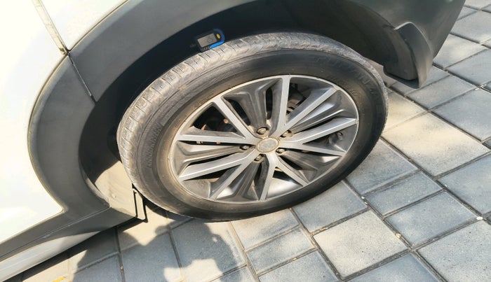 2018 Hyundai Tucson 2WD AT GL DIESEL
, Diesel, Automatic, 1,14,653 km, tyre