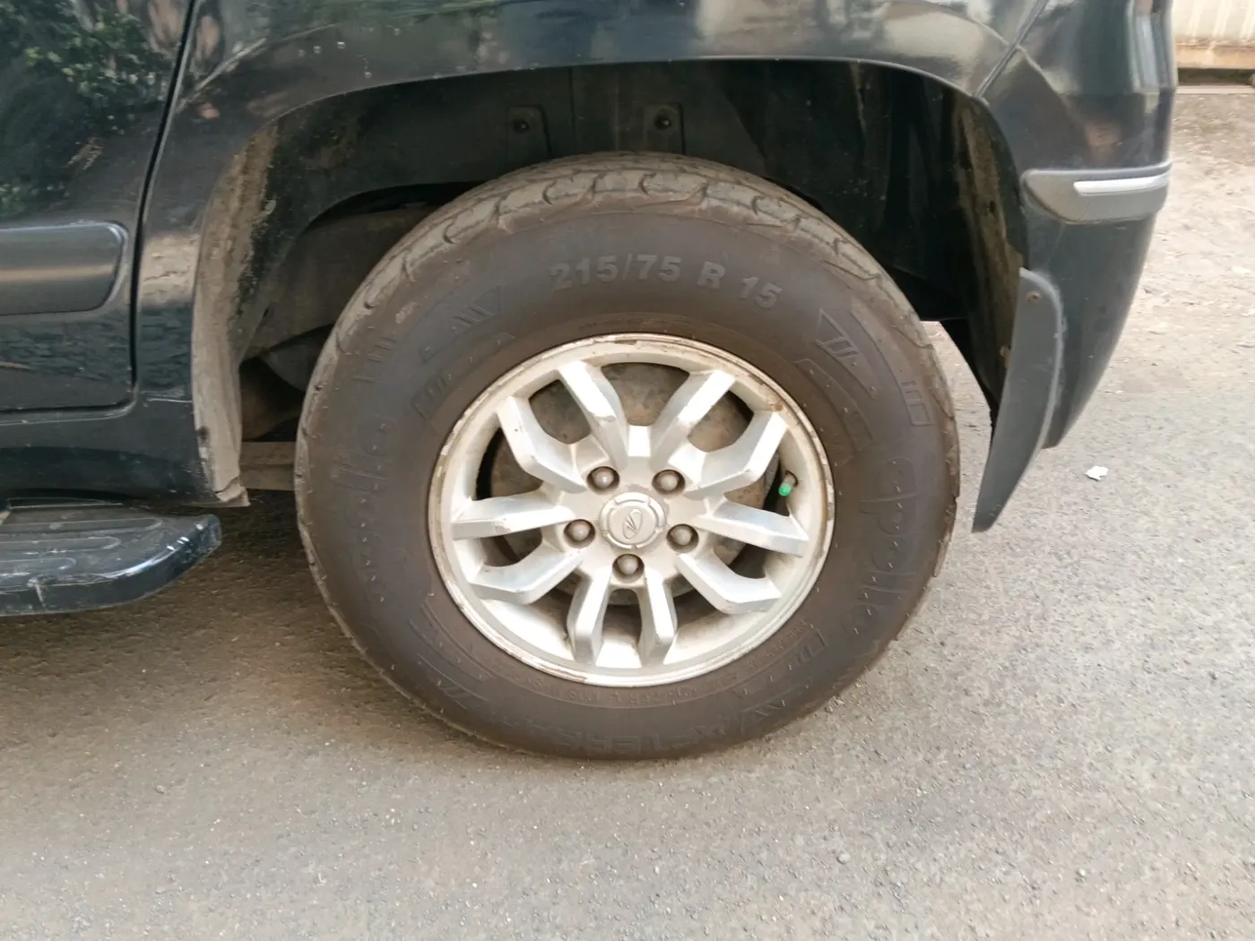 2016 Mahindra TUV300 T8, Diesel, Manual, 1,98,038 km, tyre