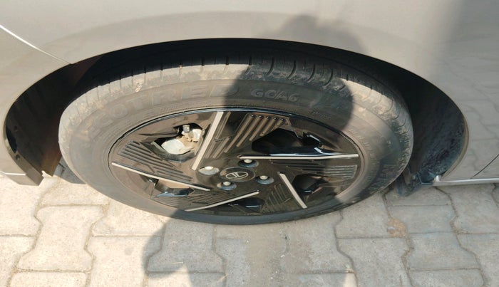 2025 Tata ALTROZ Accomplished Plus S Petrol 6DCT, Petrol, Automatic, 7,814 km, tyre