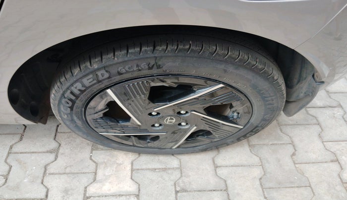 2025 Tata ALTROZ Accomplished Plus S Petrol 6DCT, Petrol, Automatic, 7,814 km, tyre