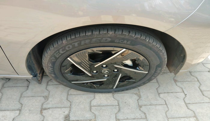 2025 Tata ALTROZ Accomplished Plus S Petrol 6DCT, Petrol, Automatic, 7,814 km, tyre