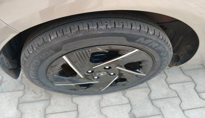 2025 Tata ALTROZ Accomplished Plus S Petrol 6DCT, Petrol, Automatic, 7,814 km, tyre