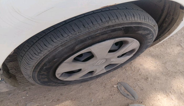 2016 Maruti Swift Dzire VXI, CNG, Manual, 1,59,042 km, tyre