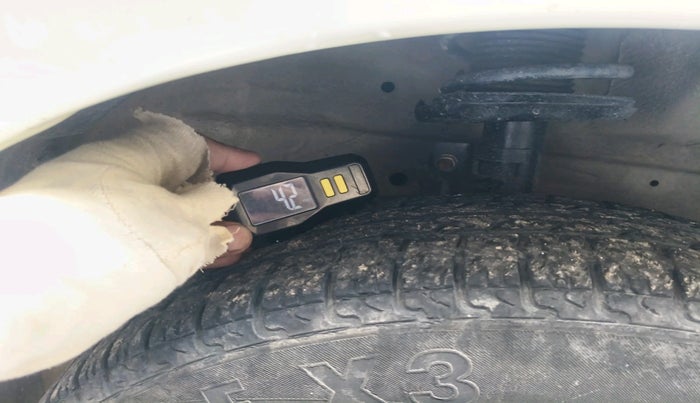 2015 Maruti Swift VXI, Petrol, Manual, 93,772 km, tyre