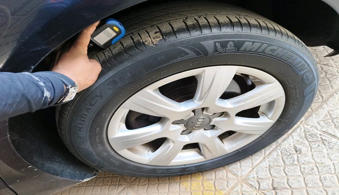 2011 Audi A4 2.0 TDI, Diesel, Automatic, 1,10,129 km, tyre