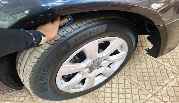 2011 Audi A4 2.0 TDI, Diesel, Automatic, 1,10,129 km, tyre