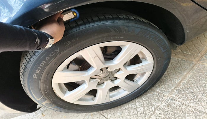 2011 Audi A4 2.0 TDI, Diesel, Automatic, 1,10,129 km, tyre