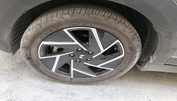 2024 Mahindra XUV 3XO AX7L 1.2 TGDi, Petrol, Manual, 16,641 km, tyre