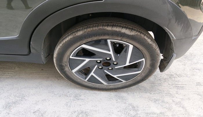 2024 Mahindra XUV 3XO AX7L 1.2 TGDi, Petrol, Manual, 16,641 km, tyre