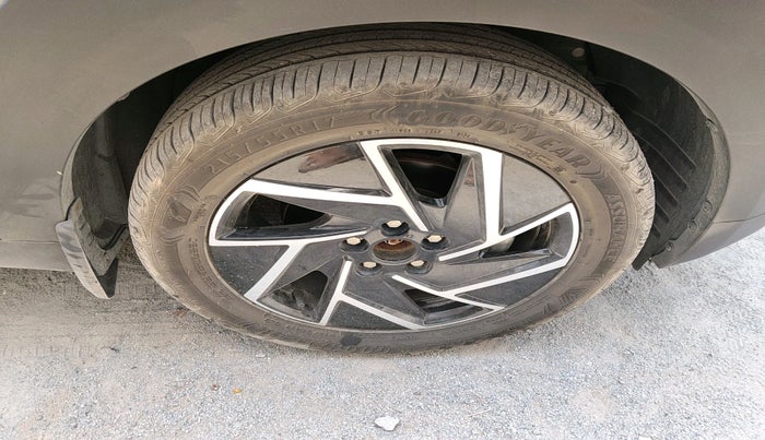 2024 Mahindra XUV 3XO AX7L 1.2 TGDi, Petrol, Manual, 16,641 km, tyre