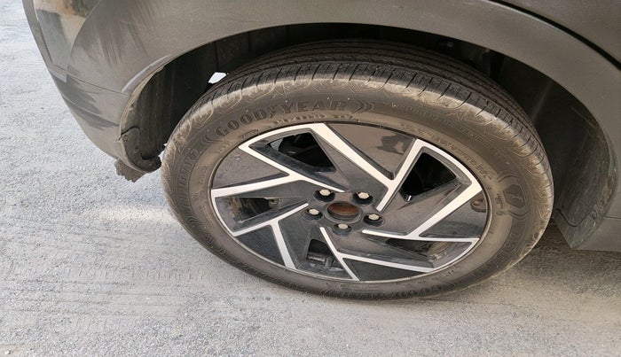 2024 Mahindra XUV 3XO AX7L 1.2 TGDi, Petrol, Manual, 16,641 km, tyre