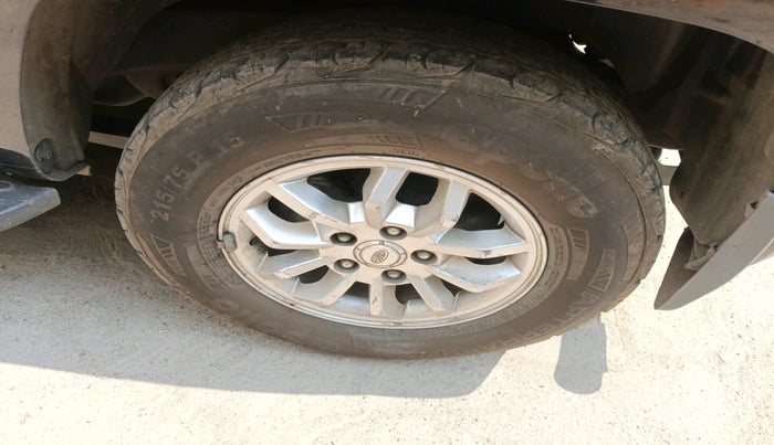 2017 Mahindra TUV300 T8, Diesel, Manual, 1,24,855 km, tyre