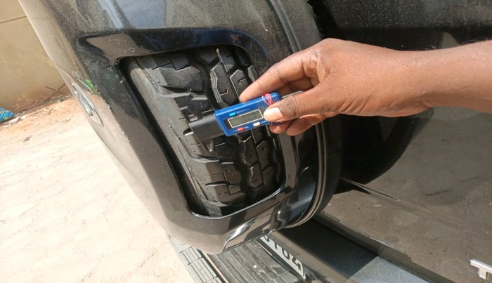 2017 Mahindra TUV300 T8, Diesel, Manual, 1,24,855 km, tyre