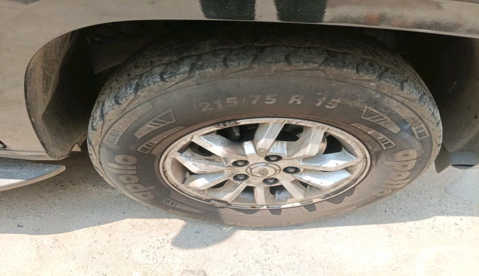 2017 Mahindra TUV300 T8, Diesel, Manual, 1,24,855 km, tyre