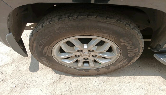 2017 Mahindra TUV300 T8, Diesel, Manual, 1,24,855 km, tyre