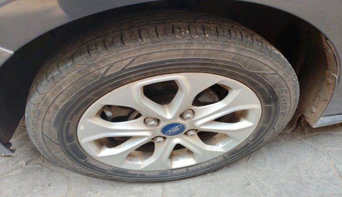 2015 Ford Figo Aspire TITANIUM 1.2 PETROL, Petrol, Manual, 1,11,812 km, tyre