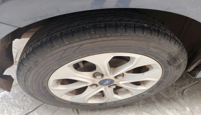 2015 Ford Figo Aspire TITANIUM 1.2 PETROL, Petrol, Manual, 1,11,812 km, tyre