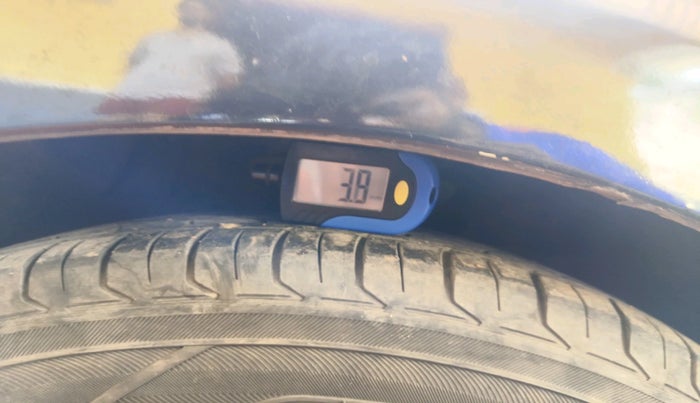 2011 Volkswagen Polo COMFORTLINE 1.2L, Diesel, Manual, 1,07,152 km, tyre