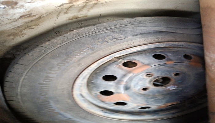 2015 Maruti Swift VXI, Petrol, Manual, 1,24,377 km, tyre