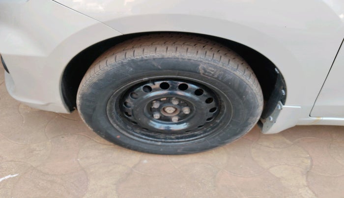 2016 Maruti Ertiga VXI, Petrol, Manual, 1,24,692 km, tyre