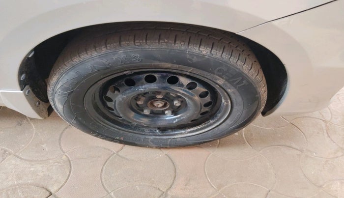 2016 Maruti Ertiga VXI, Petrol, Manual, 1,24,692 km, tyre