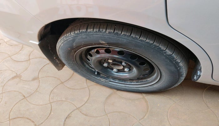 2016 Maruti Ertiga VXI, Petrol, Manual, 1,24,692 km, tyre