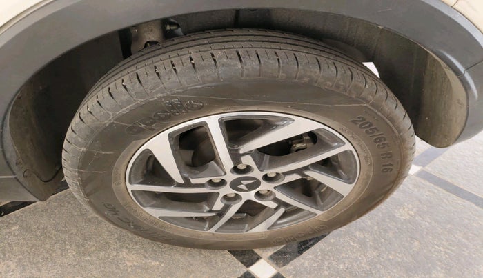 2023 Mahindra XUV300 W6 1.2 PETROL, Petrol, Manual, 28,808 km, tyre