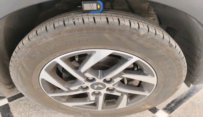 2023 Mahindra XUV300 W6 1.2 PETROL, Petrol, Manual, 28,808 km, tyre